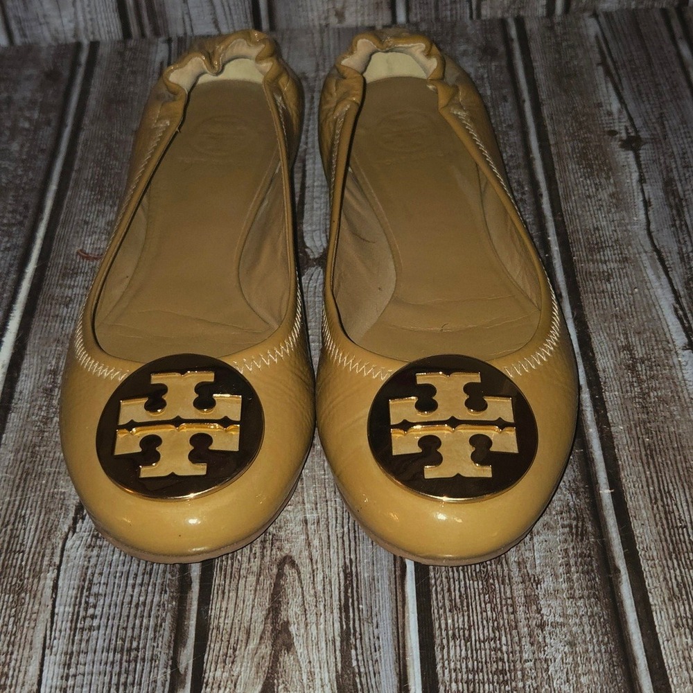 Sz 9 M Tory Burch Reva Mustard Tan Patent Leather Gold Logo Flats Shoes VGUC